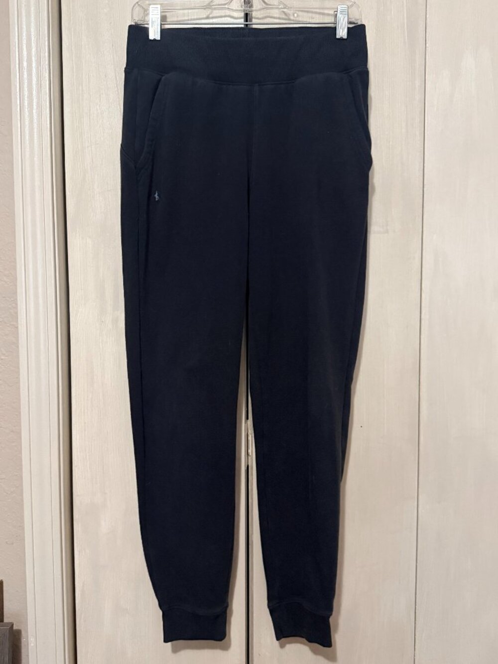 UA Under Armour Black Joggers - fleece sweatpants w/ pockets - medium